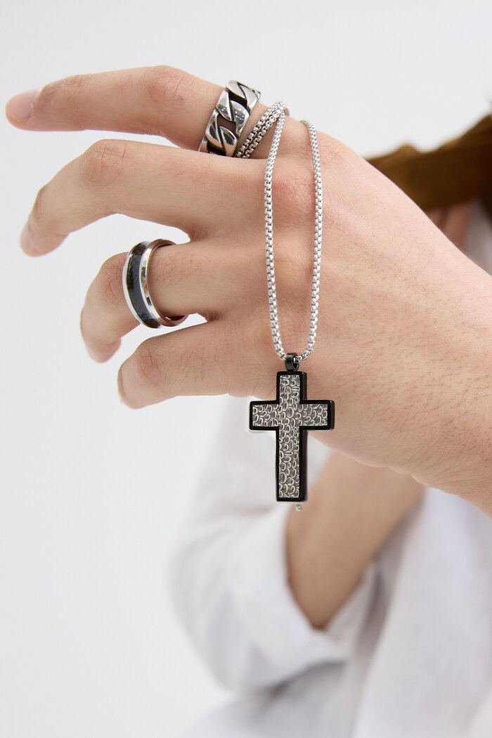 Halskette mit strukturiertem Charm-Kreuz – Silber Bild3